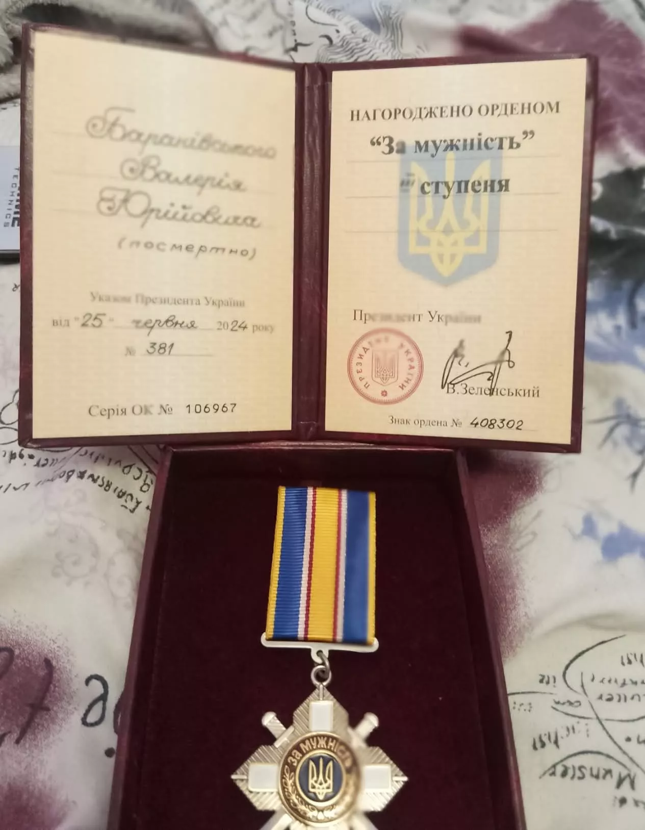 Рідні загиблого воїна з Радомишля отримали орден «За мужність»