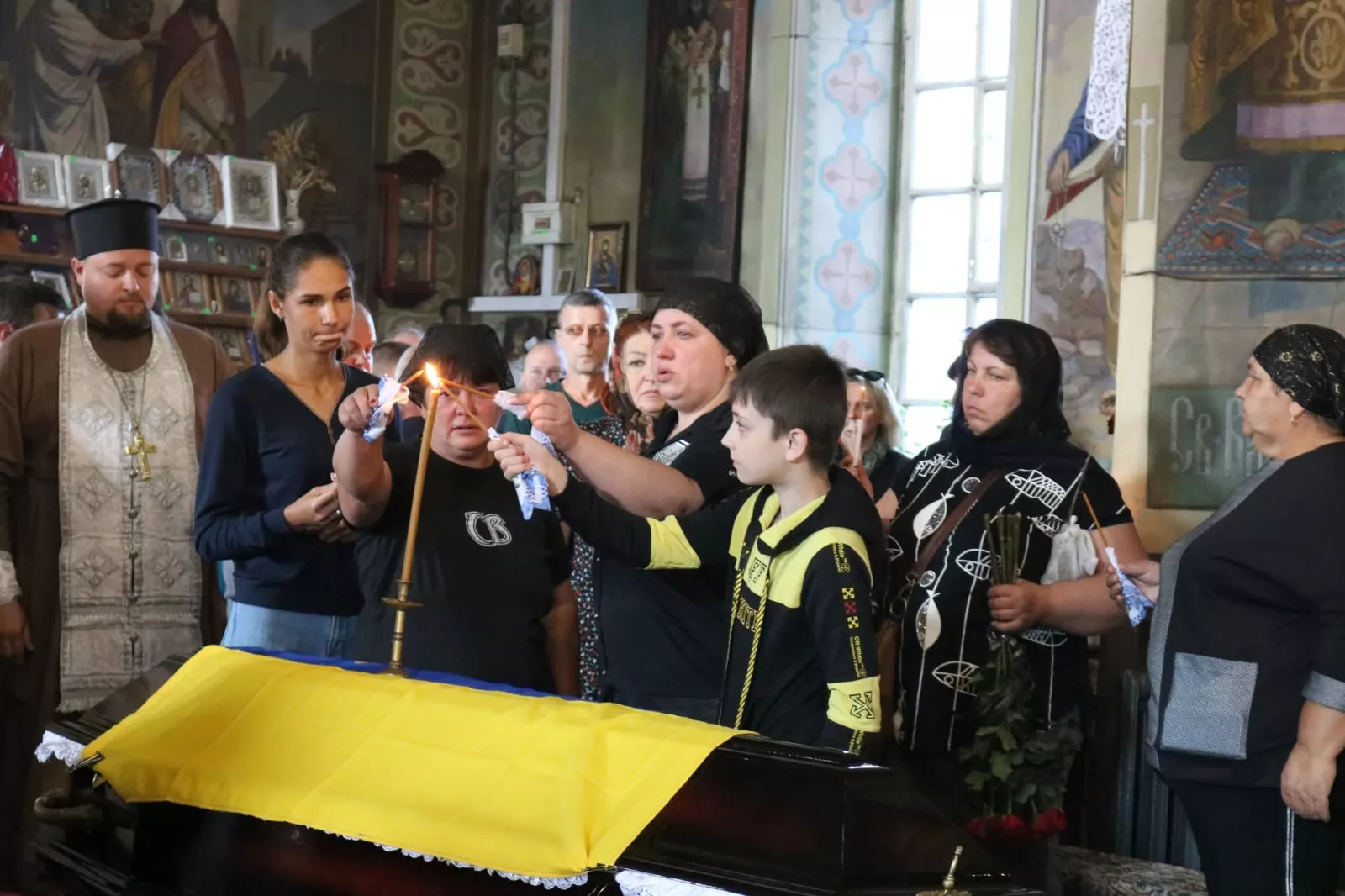 У Радомишльській громаді провели в останню путь Героя Євгена Мельниченка