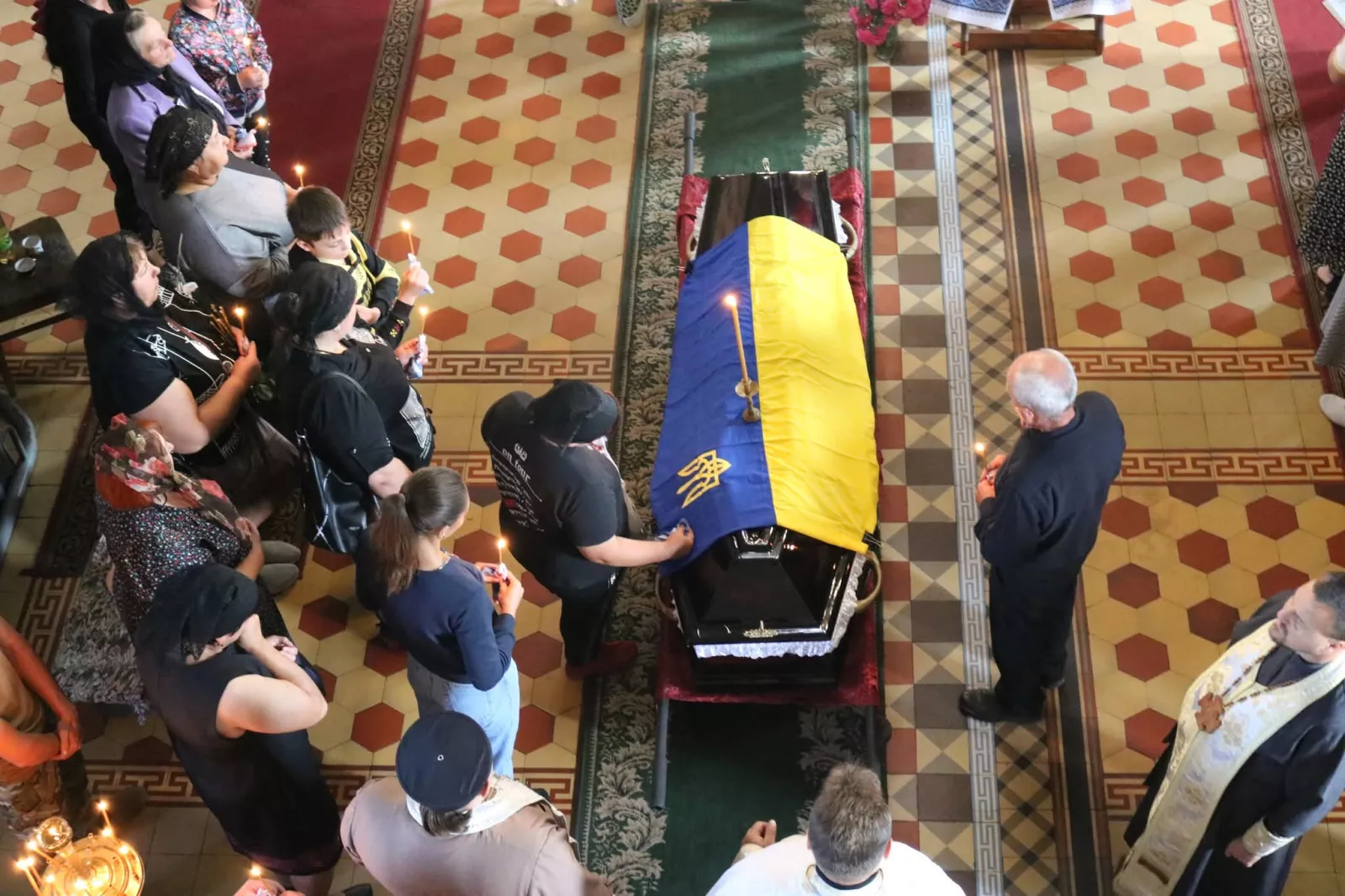 У Радомишльській громаді провели в останню путь Героя Євгена Мельниченка