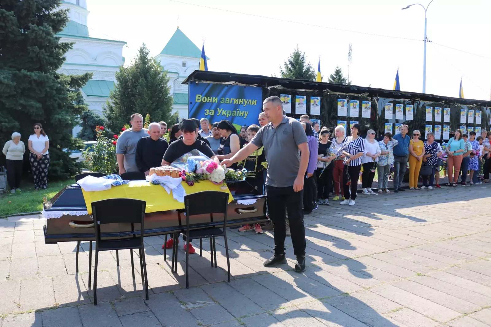 У Радомишльській громаді провели в останню путь Героя Євгена Мельниченка