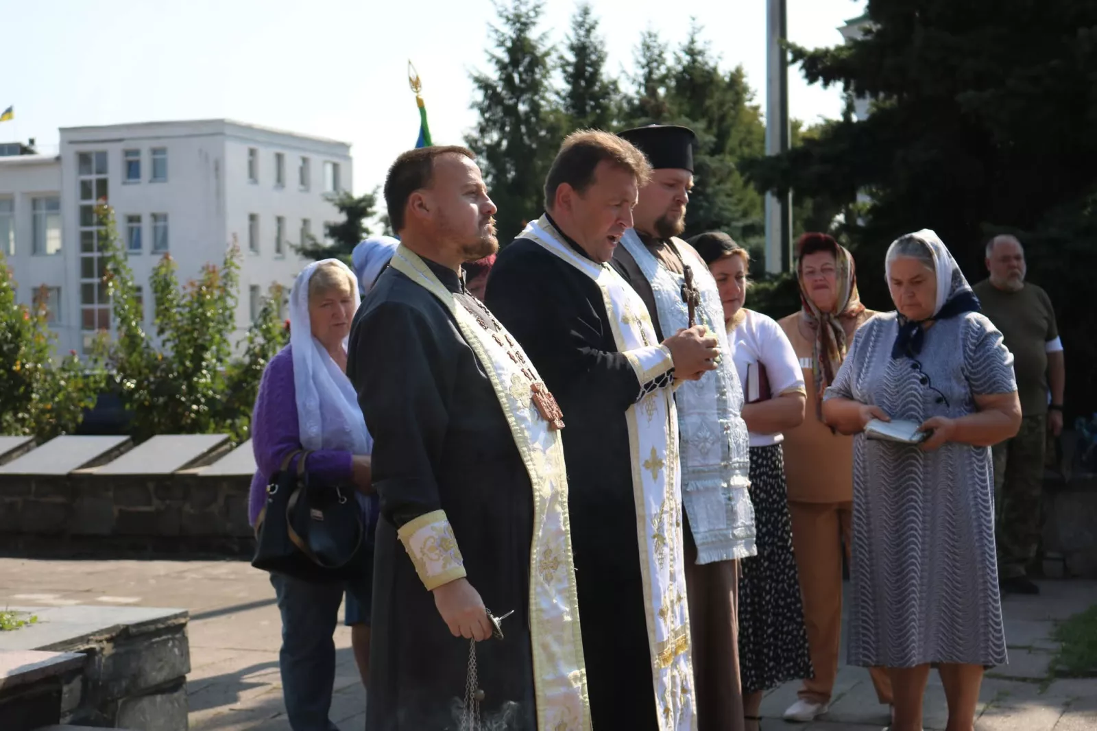У Радомишльській громаді провели в останню путь Героя Євгена Мельниченка