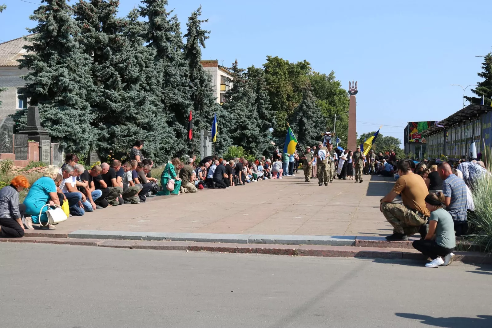У Радомишльській громаді провели в останню путь Героя Євгена Мельниченка