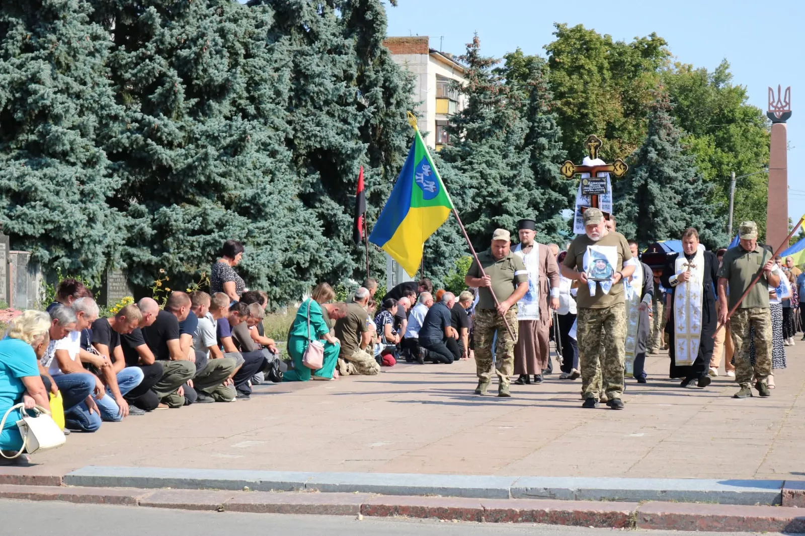 У Радомишльській громаді провели в останню путь Героя Євгена Мельниченка