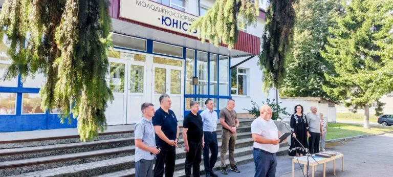 Віталій Бунечко відзначив учасників волейбольних команд з Ємільчине — переможців Всеукраїнського етапу змагань «Пліч-о-пліч. Шкільні ліги»
