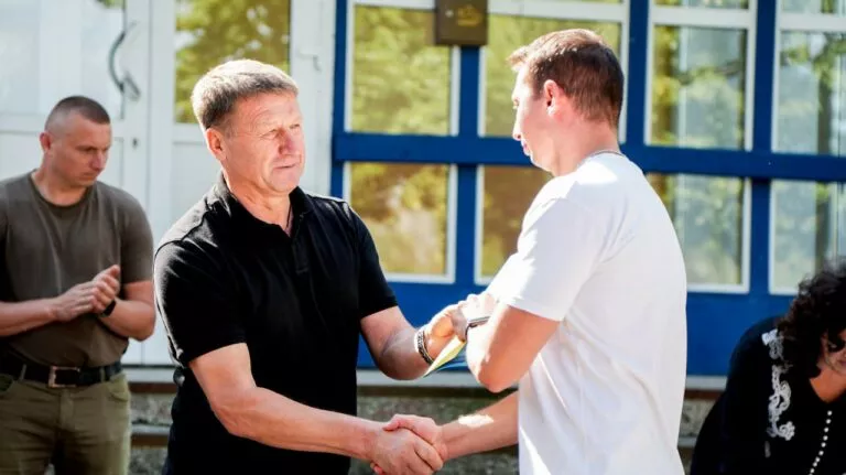 Віталій Бунечко відзначив учасників волейбольних команд з Ємільчине — переможців Всеукраїнського етапу змагань «Пліч-о-пліч. Шкільні ліги»