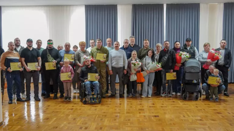 Віталій Бунечко вручив сертифікати на житло захисникам та їхнім родинам. ФОТО. ВІДЕО
