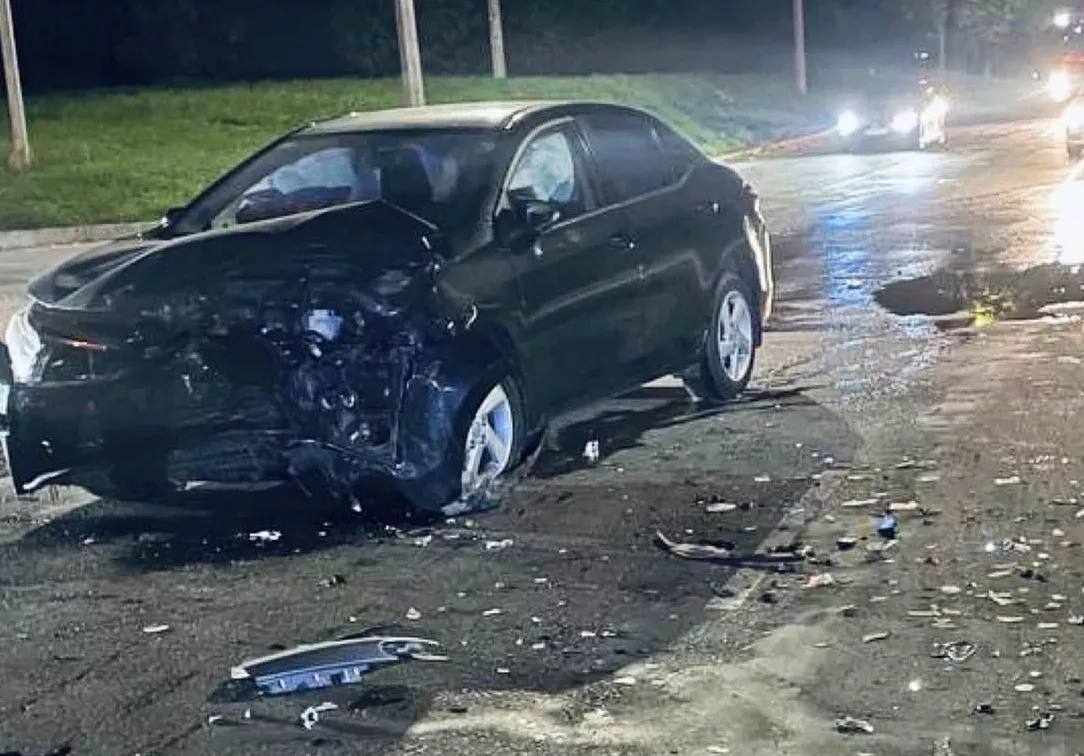 Спалахнув за лічені хвилини: у Рівному після зіткнення з Toyota вщент згорів Peugeot