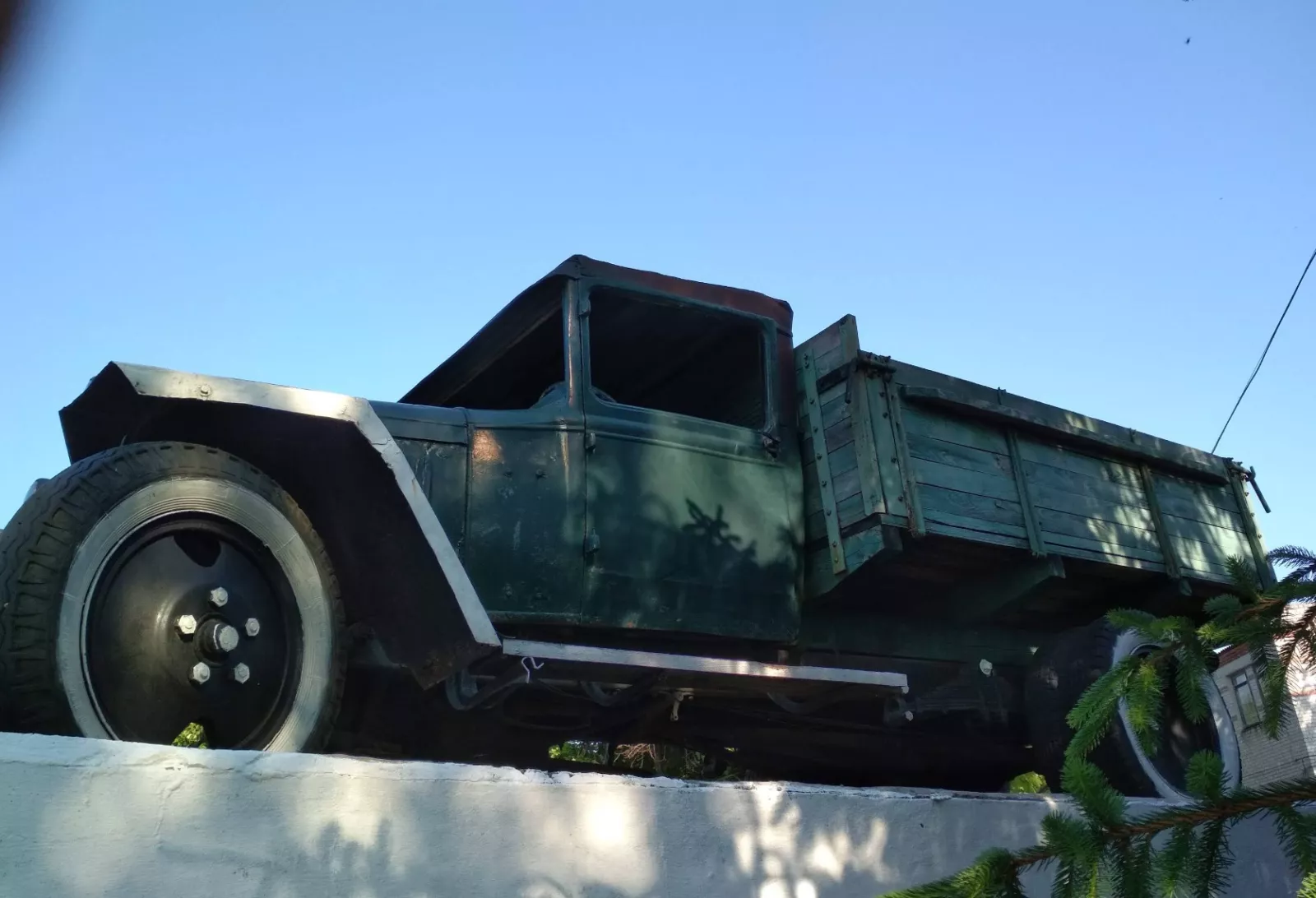 Пам’ятник воїнам автомобілістам в Овручі — легендарна «полуторка»