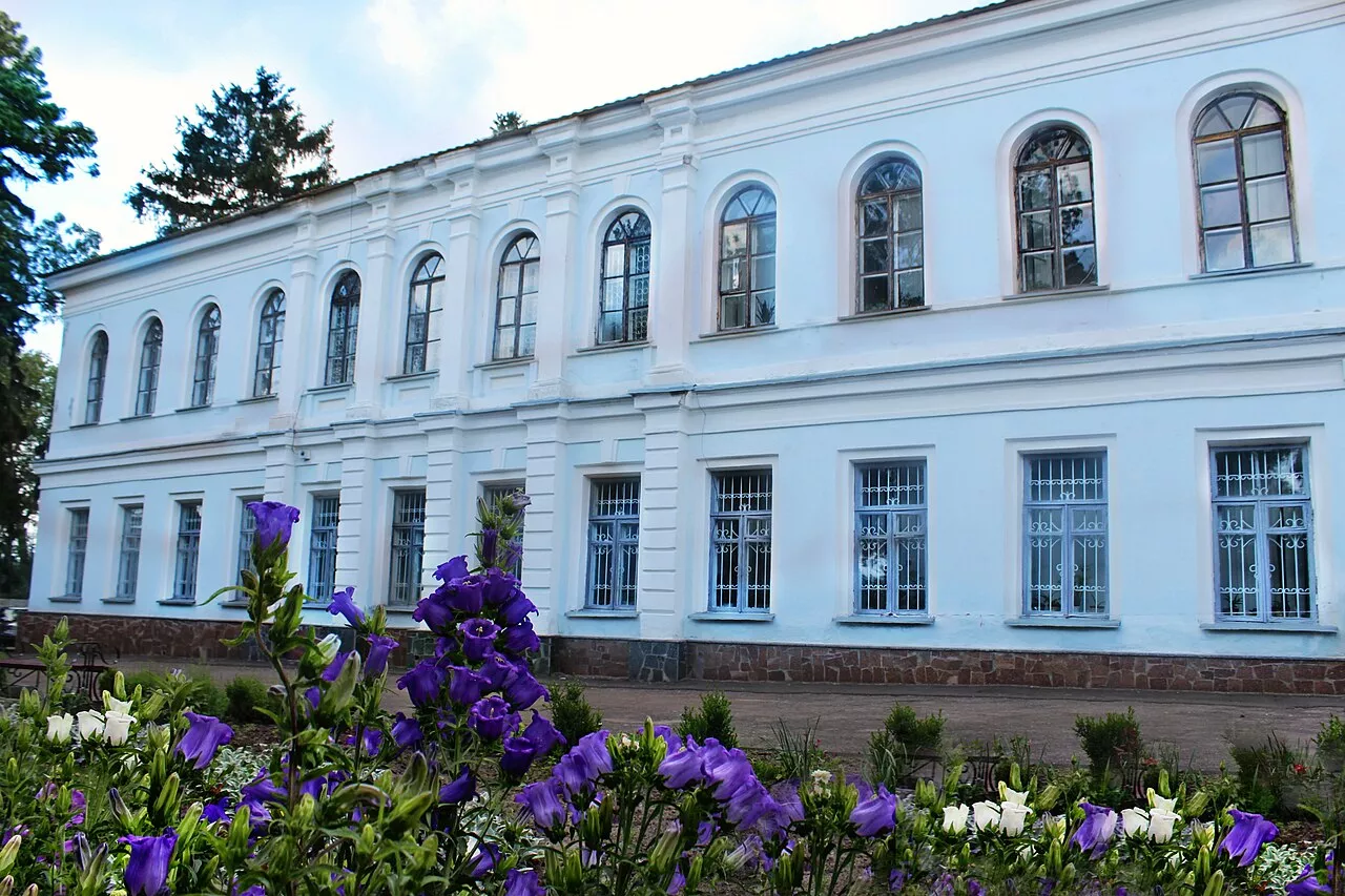 Коростишів: що подивитися за один день — каньйон, кар'єри, парк скульптур і старовинний костел