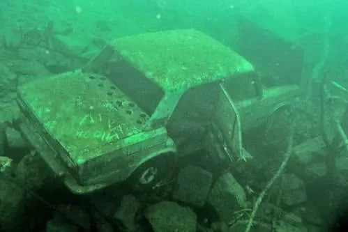 Бірюзова вода і скелі: затоплені кар'єри Житомирщини, куди варто поїхати на вихідні