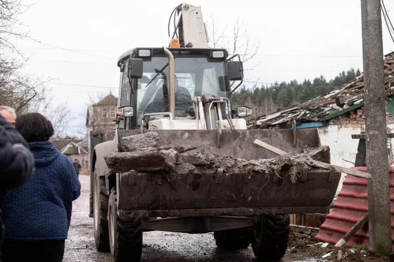Коростень після удару: понад 200 людей ліквідовують наслідки, десятки будинків зруйновані