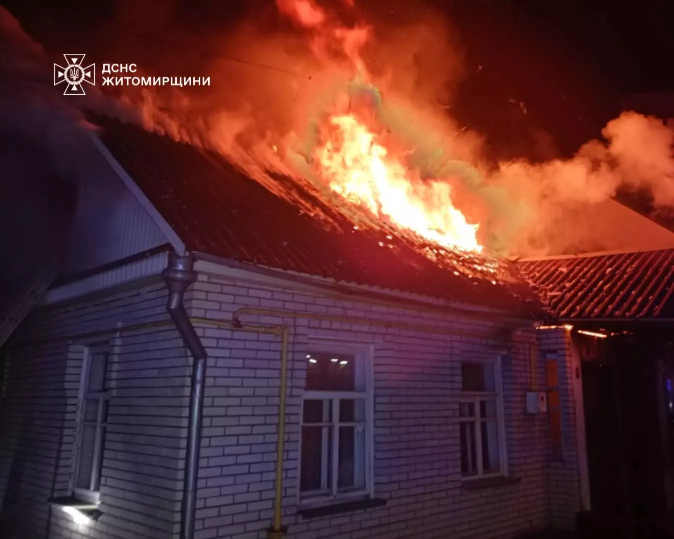 У Житомирі під час нічної пожежі рятувальники врятували літнього чоловіка
