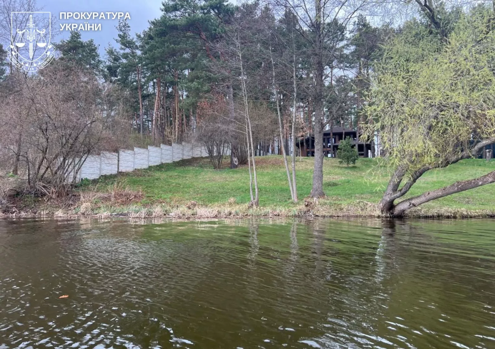 Тетерів за парканом: на Житомирщині виявили 13 нових порушень на березі річки 