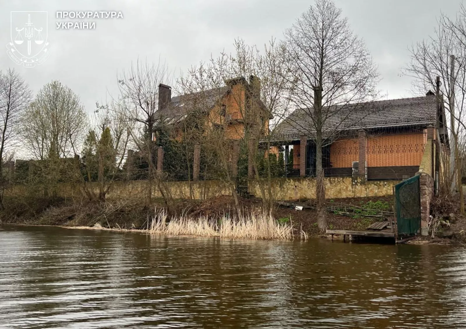 Тетерів за парканом: на Житомирщині виявили 13 нових порушень на березі річки 