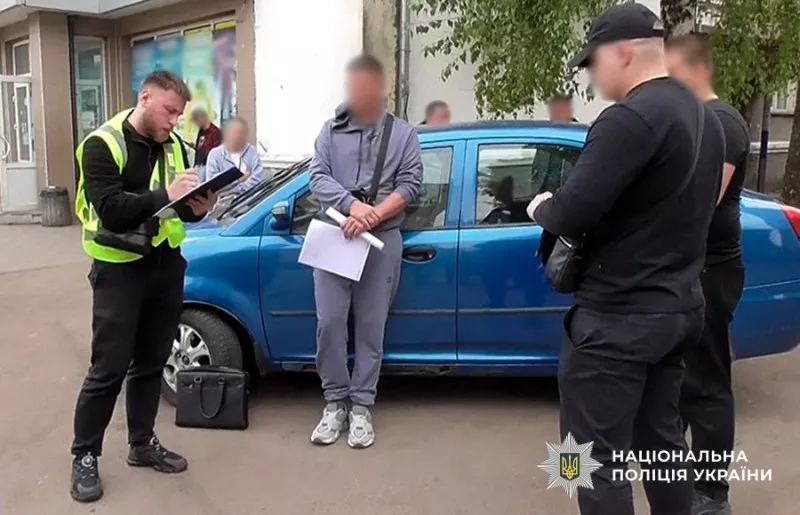 У Коростені затримали чоловіка, який за 5 тисяч доларів обіцяв переправити військовозобов’язаного за кордон