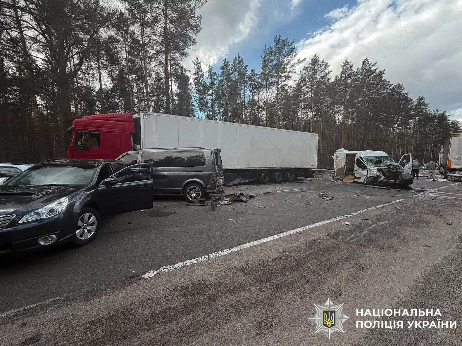 ДТП на Варшавській трасі: зіткнулися шість транспортних засобів, є постраждалі