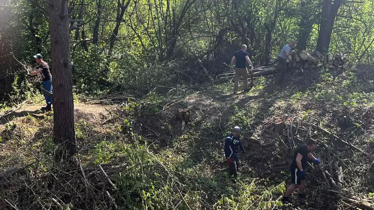 В Радомишлі відбулася толока на «Чорному камені» — громада продовжує розбудовувати веломаршрут VeloRegia