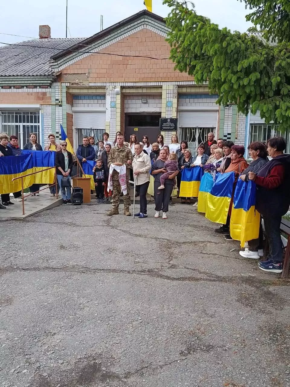 Потіївська громада зустріла Захисника, який повернувся з російського полону