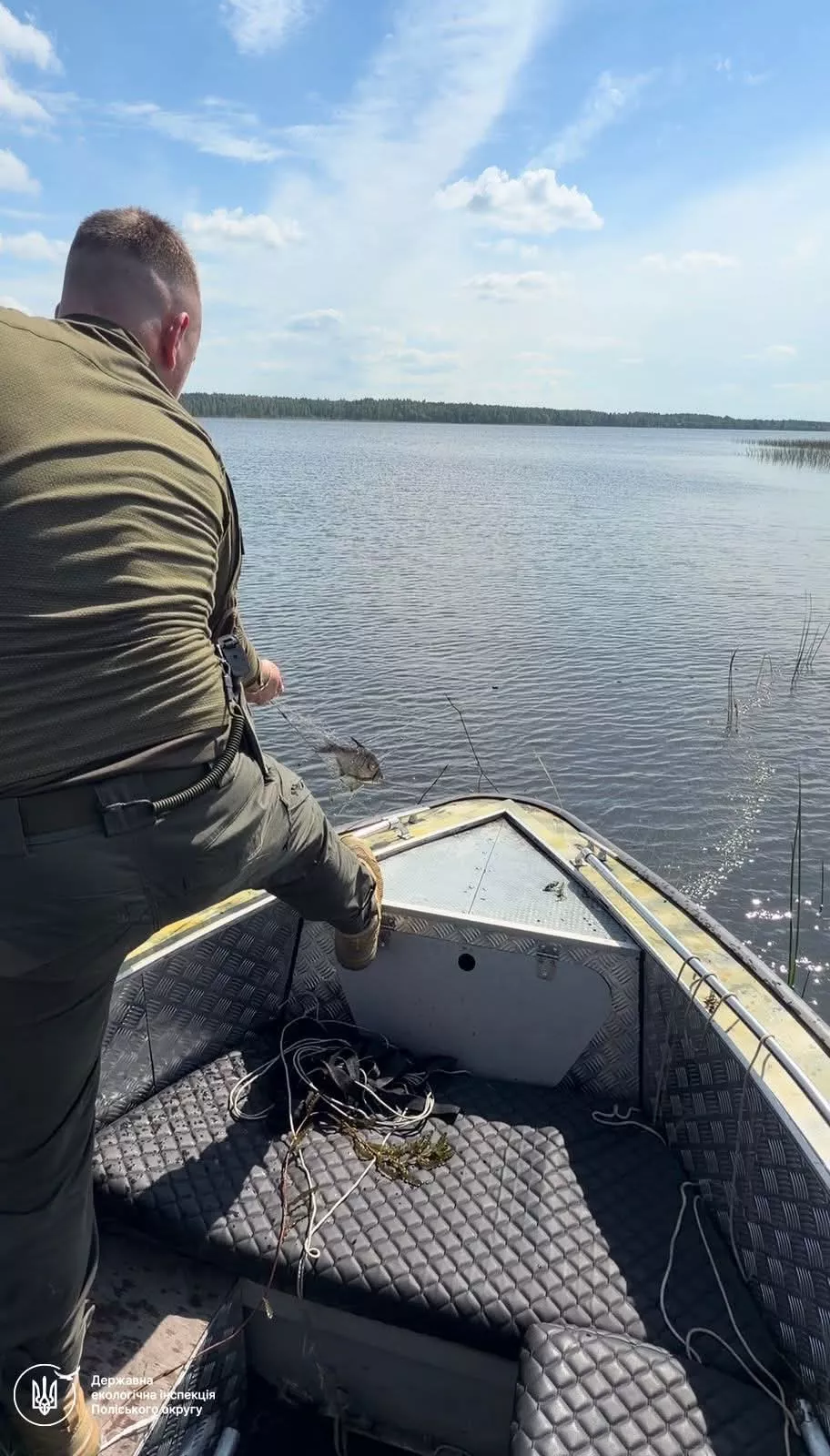 На річці Ірша на Житомирщині екоінспектори вилучили понад 500 метрів сіток