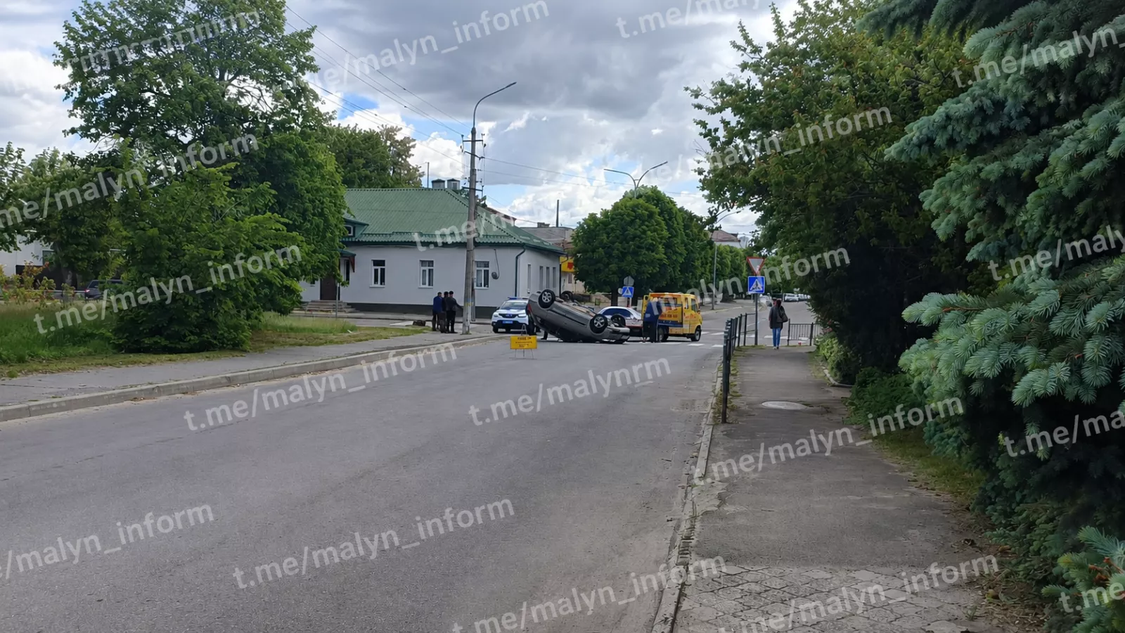 Аварія в Малині: після удару автомобіль перекинувся на перехресті