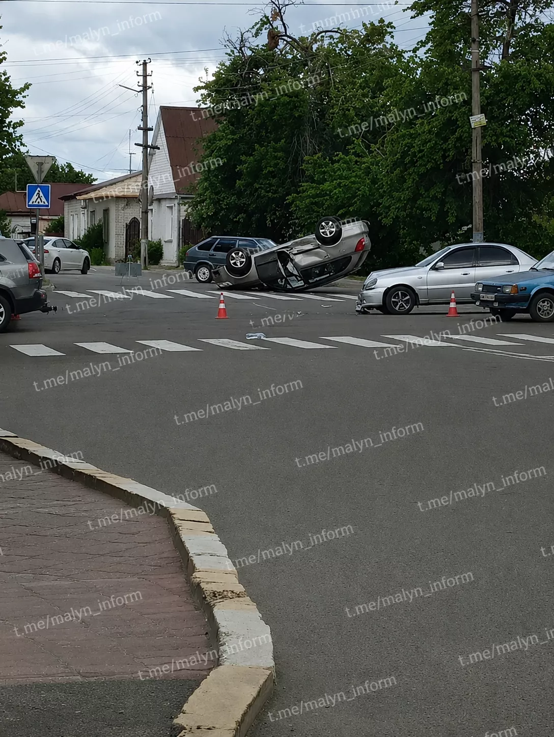 Аварія в Малині: після удару автомобіль перекинувся на перехресті