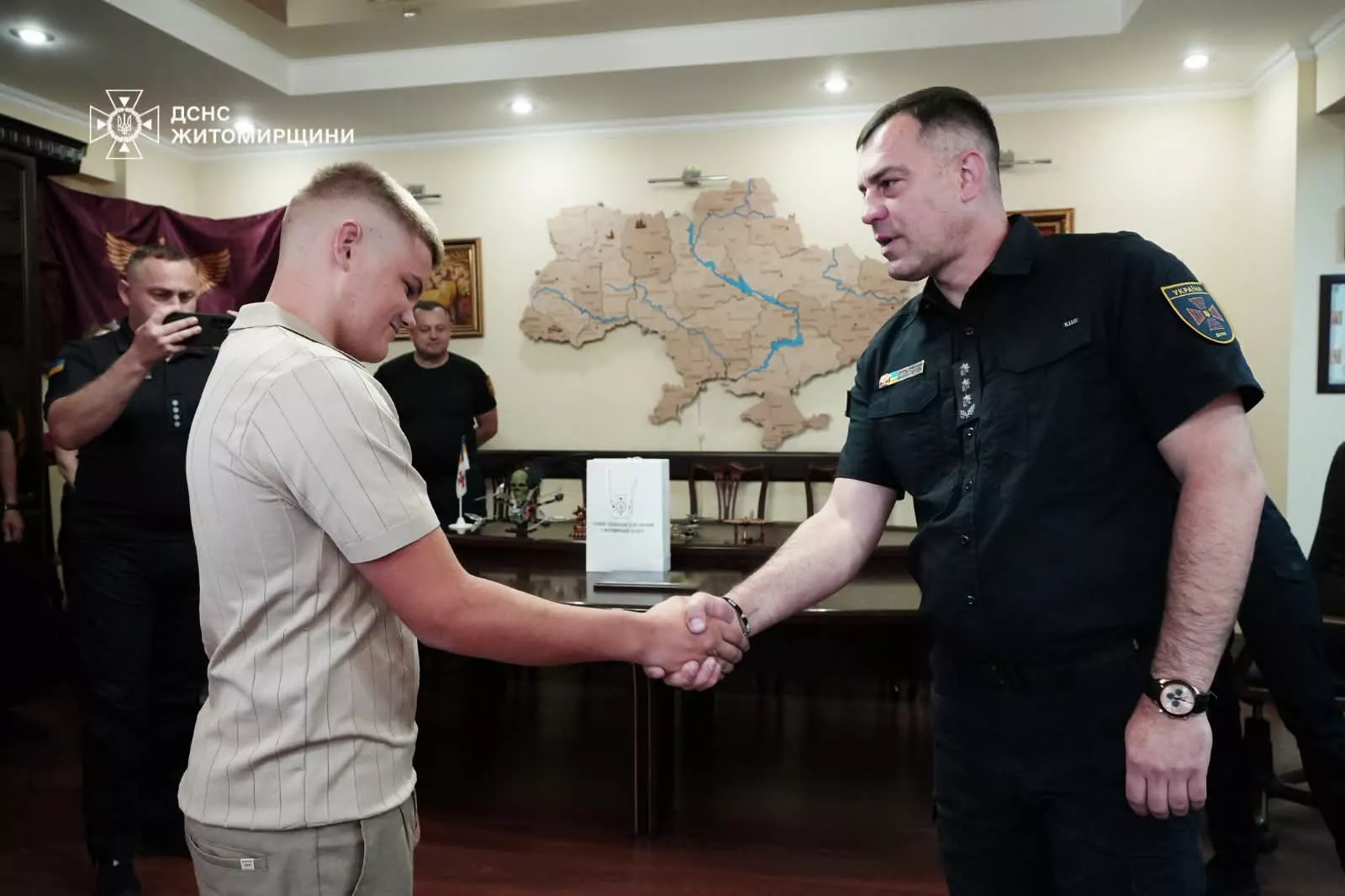 На Житомирщині рятувальники відзначили 14-річного хлопця, який врятував товариша на воді