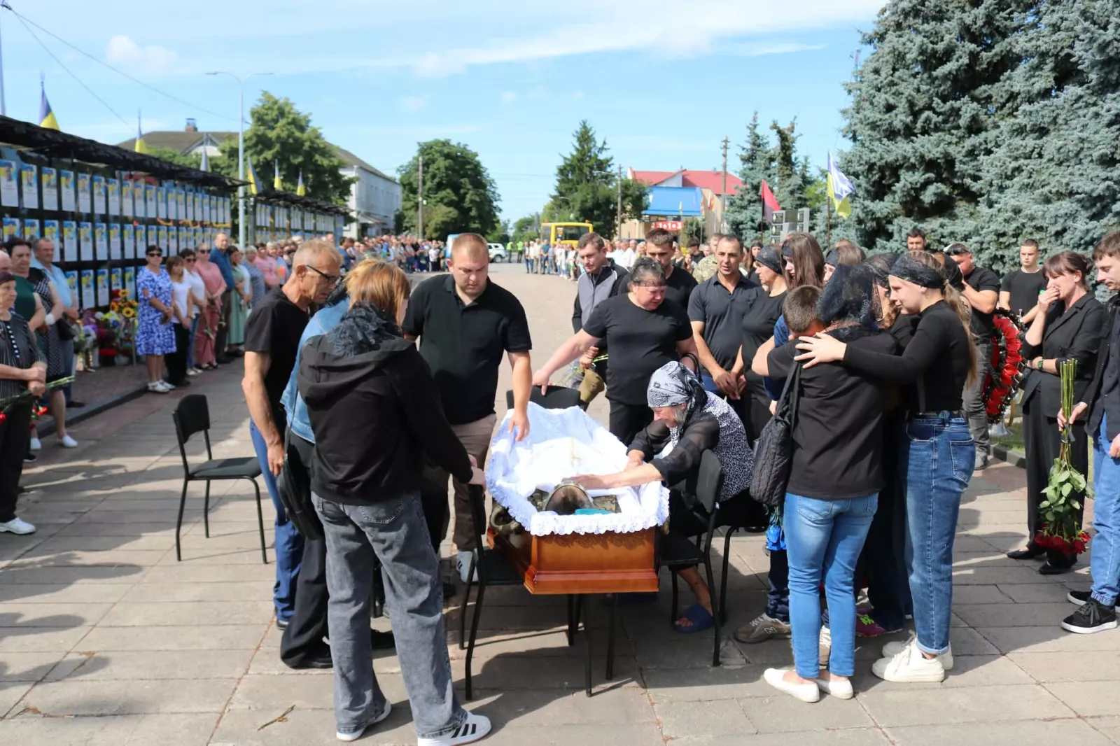 Радомишльська громада провела в останню путь Захисника України Юрія Кузьменка
