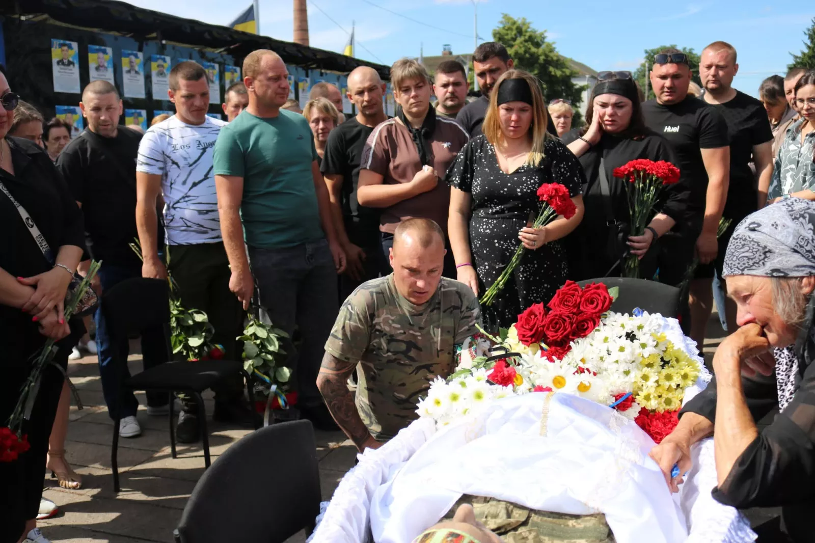 Радомишльська громада провела в останню путь Захисника України Юрія Кузьменка