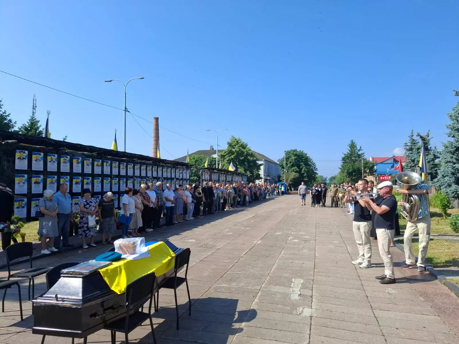 Понад рік вважався зниклим безвісти: Радомишль провів в останню путь морського піхотинця Віктора Коротіна