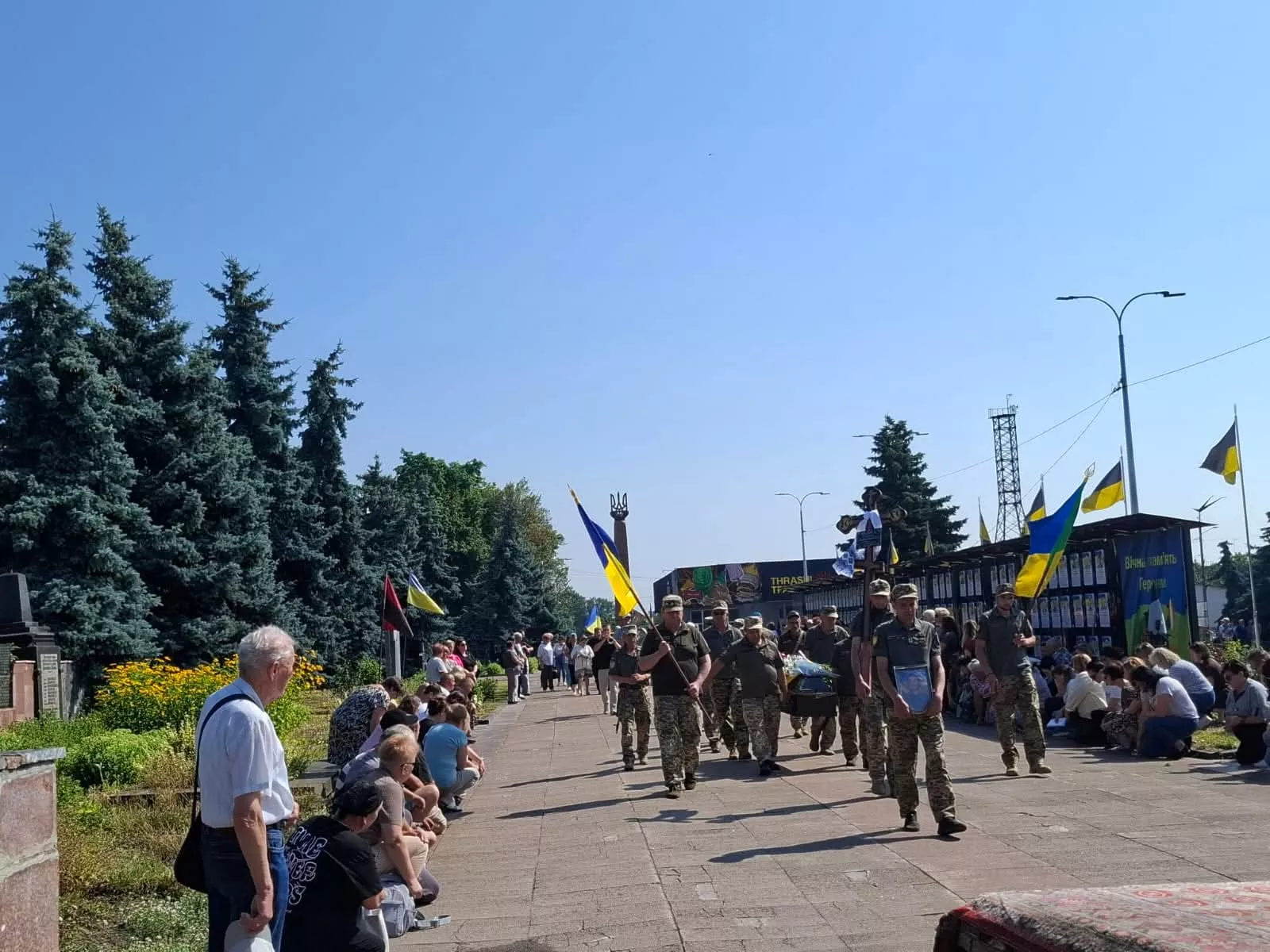 Понад рік вважався зниклим безвісти: Радомишль провів в останню путь морського піхотинця Віктора Коротіна