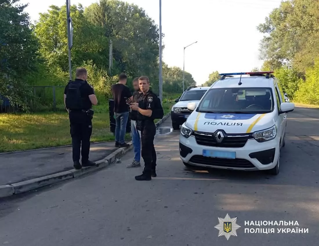 В Малині поліція працює на місці ворожого обстрілу: вибухотехніки обстежують уражену територію