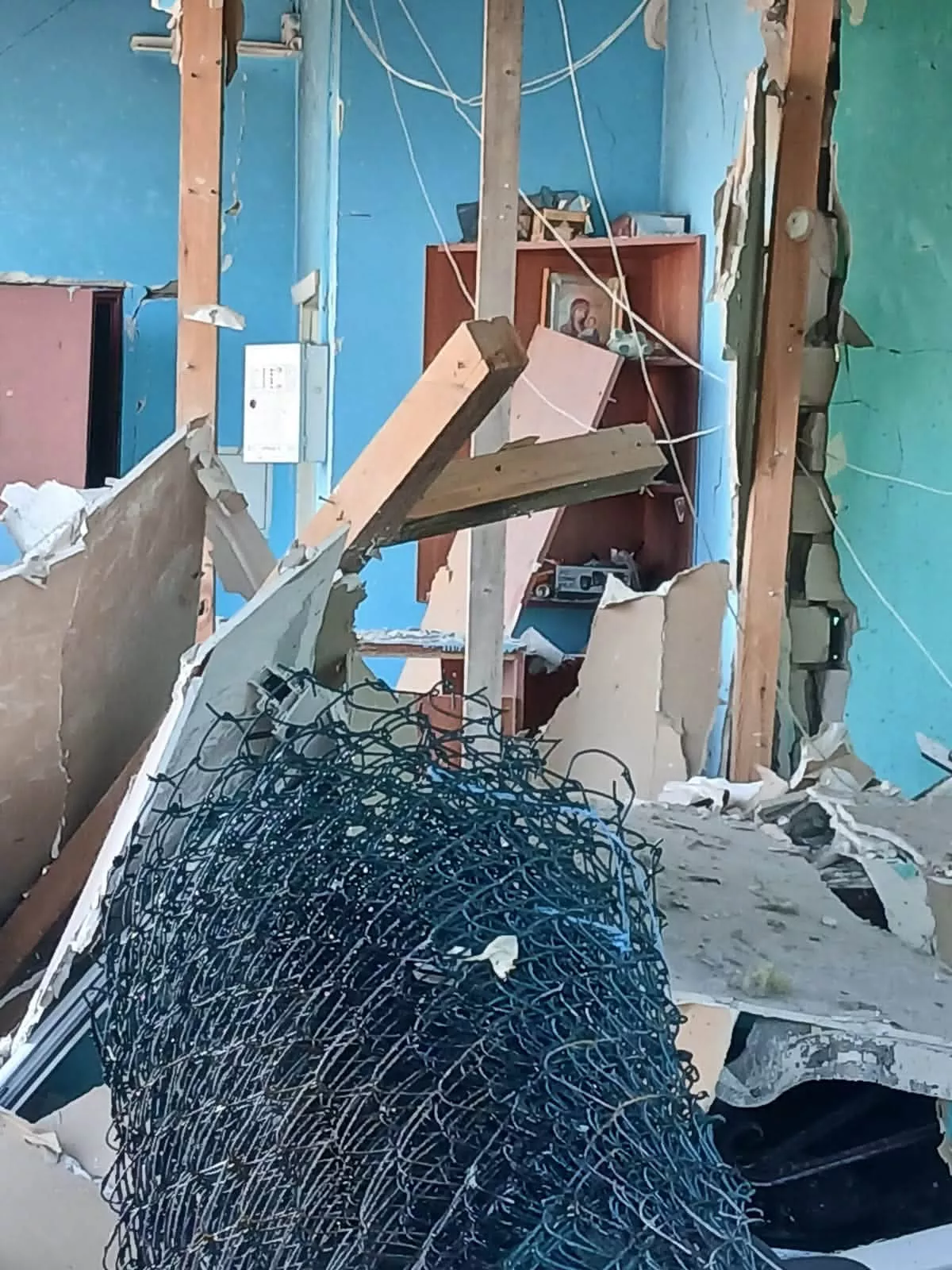 В Малині поліція працює на місці ворожого обстрілу: вибухотехніки обстежують уражену територію