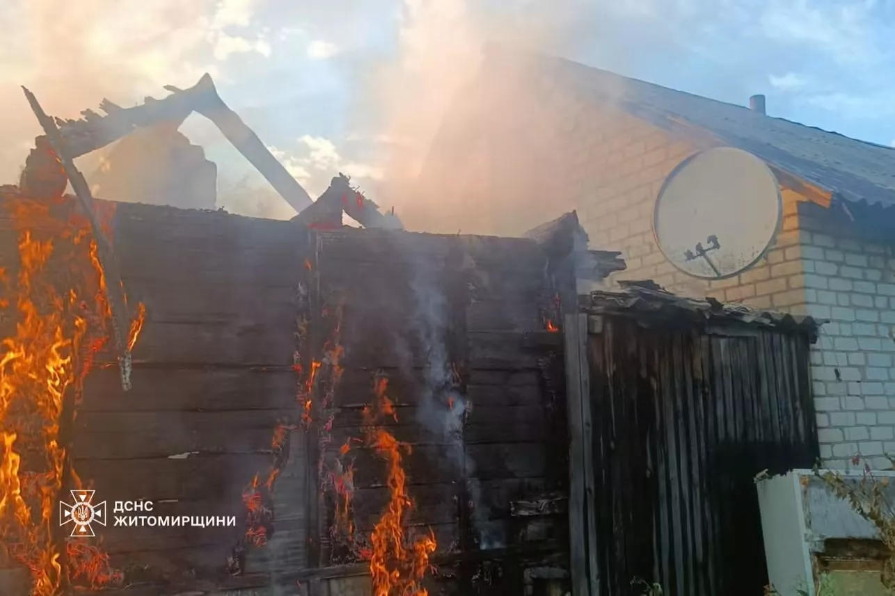 Під Малином горів сарай: вогонь ледь не перекинувся на житловий будинок