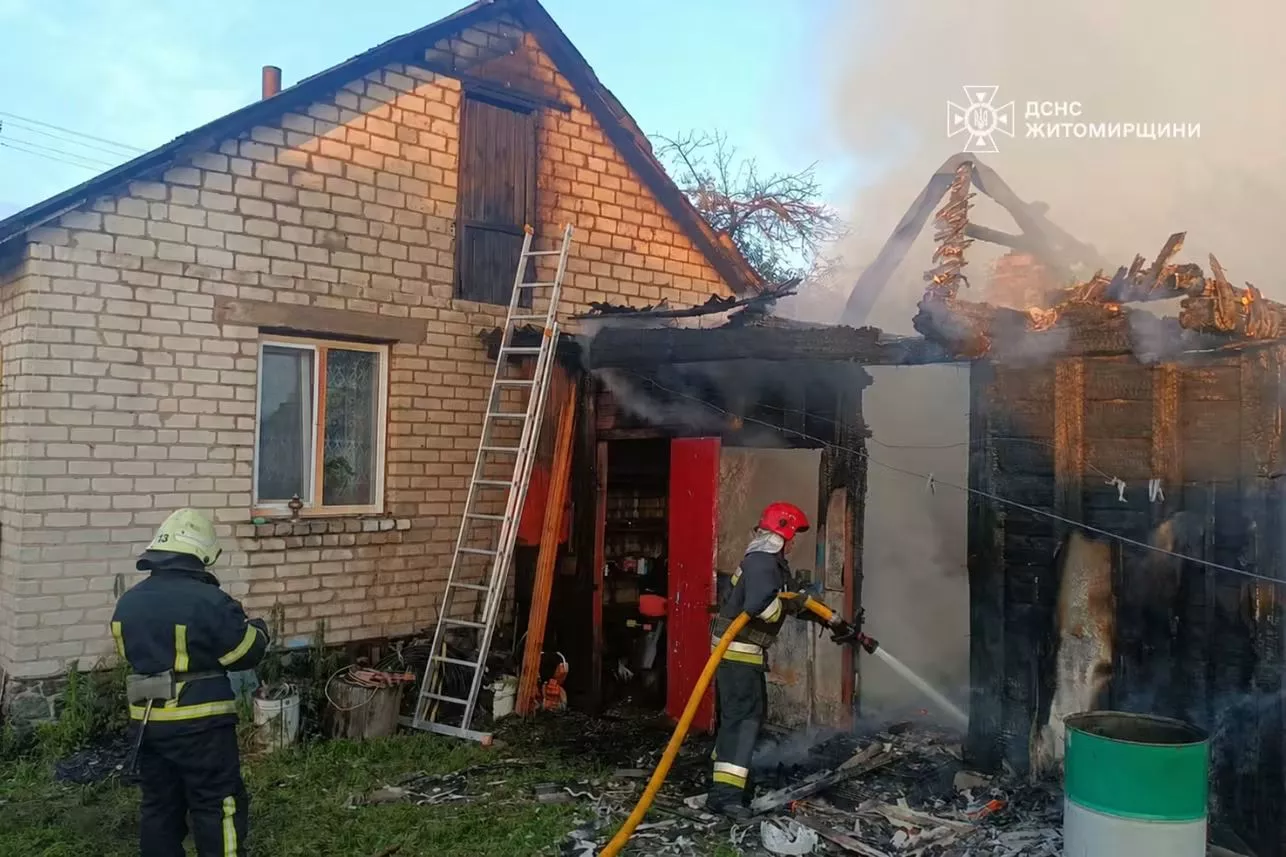 Під Малином горів сарай: вогонь ледь не перекинувся на житловий будинок