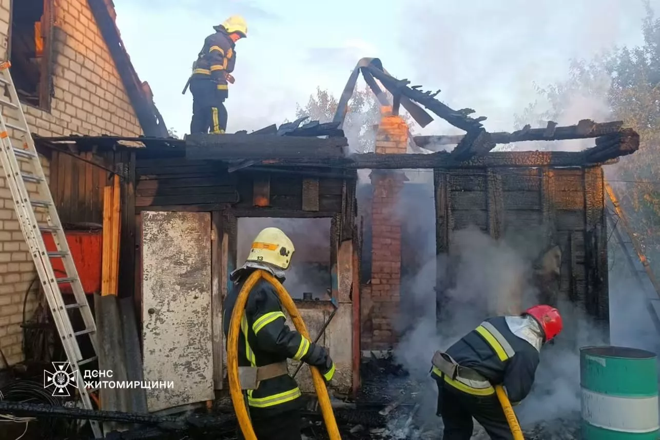 Під Малином горів сарай: вогонь ледь не перекинувся на житловий будинок