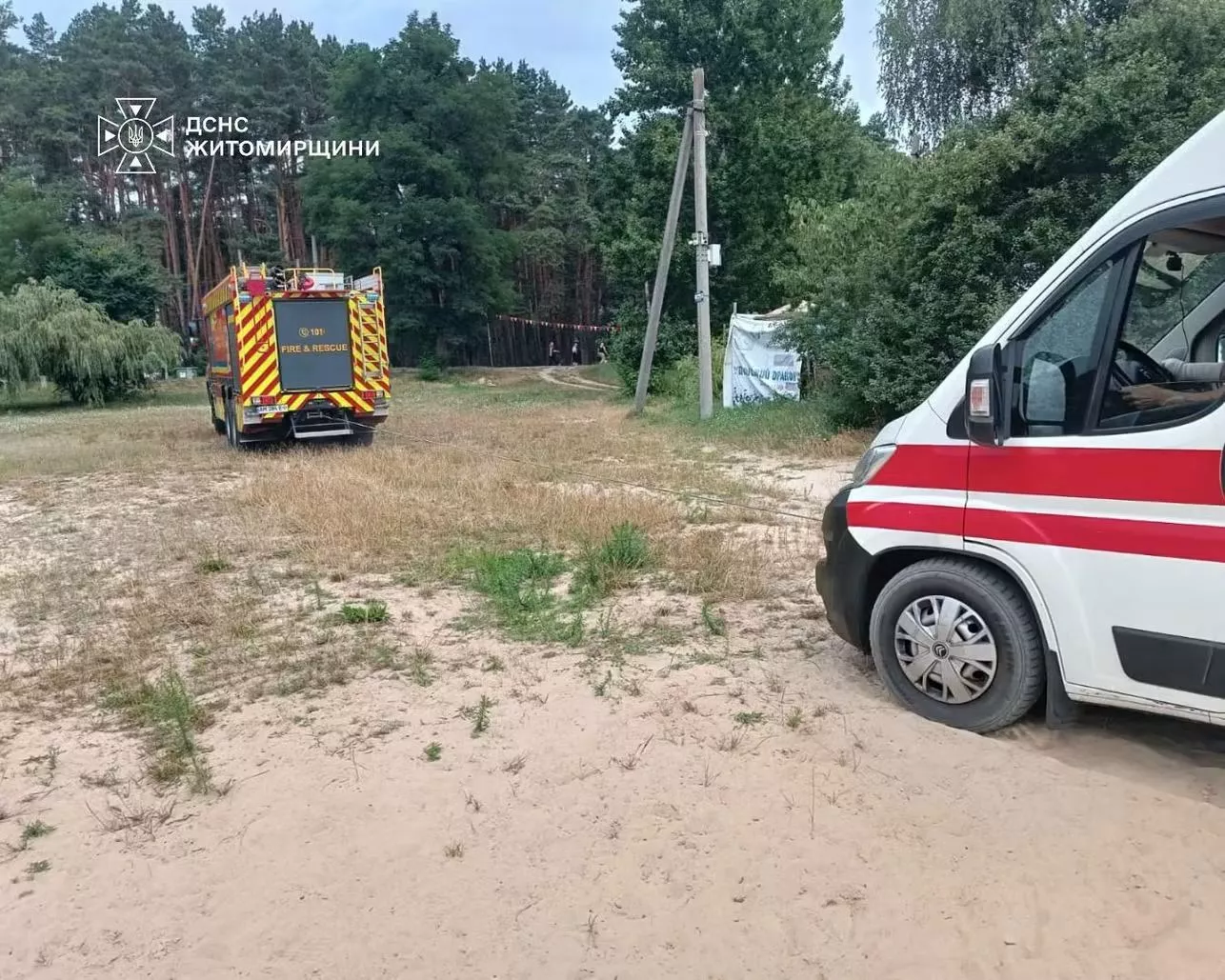 У Житомирі карета "швидкої" застрягла в піску, поки медики рятували потопельника