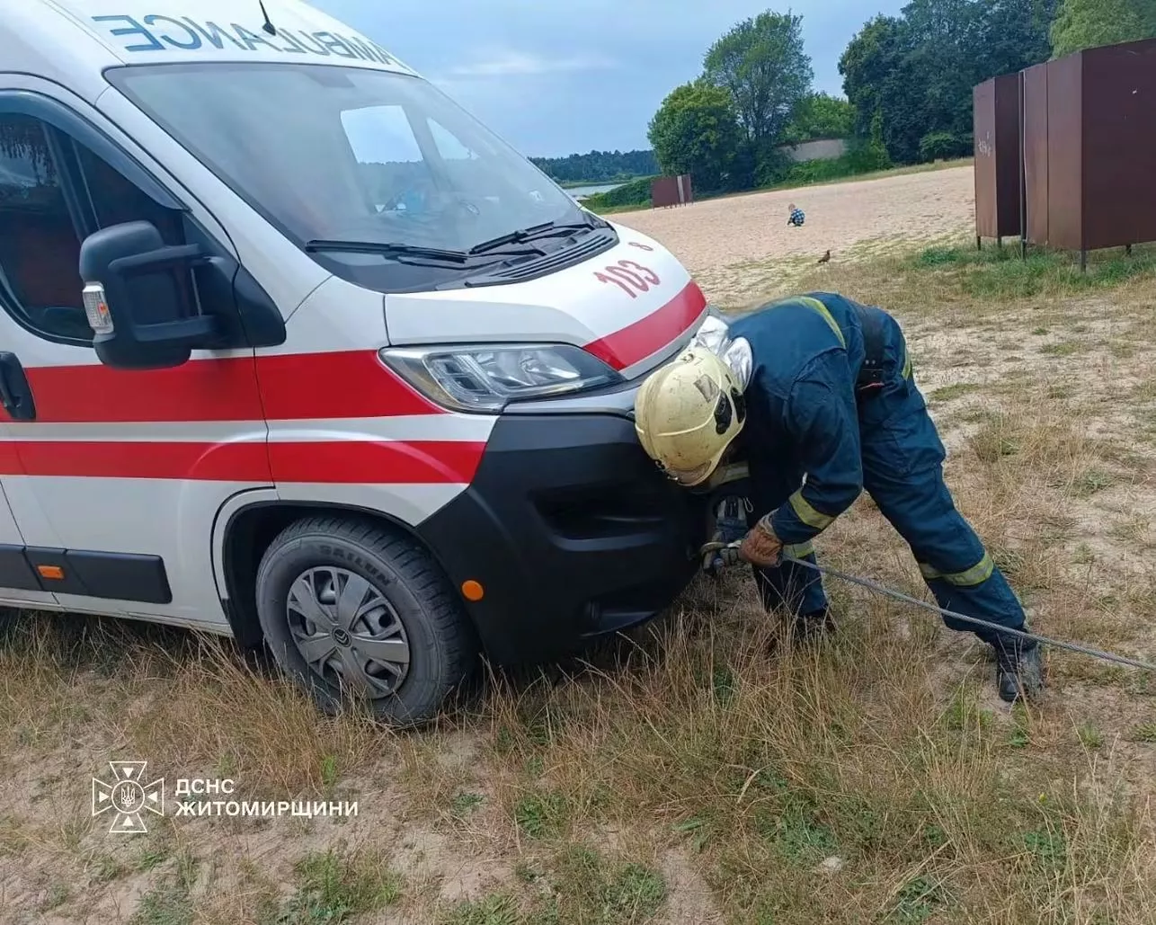  У Житомирі карета "швидкої" застрягла в піску, поки медики рятували потопельника