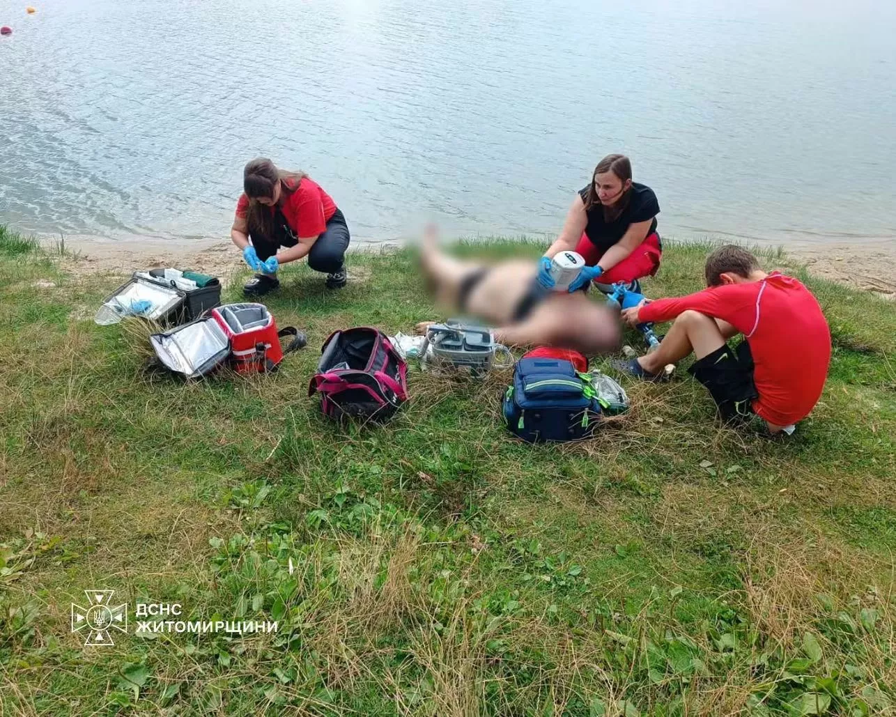 У Житомирі карета "швидкої" застрягла в піску, поки медики рятували потопельника