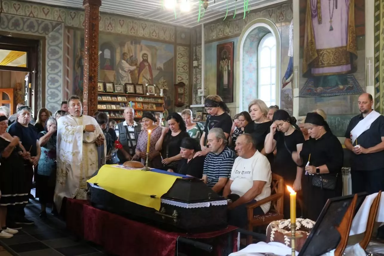 Герой повернувся додому на щиті: у Радомишлі попрощалися із Захисником Олександром Миронюком
