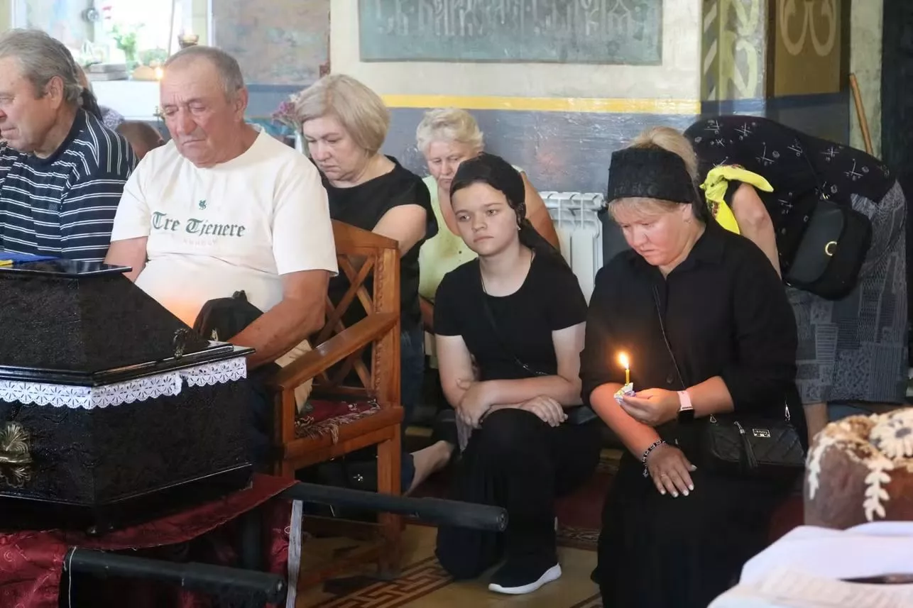 Герой повернувся додому на щиті: у Радомишлі попрощалися із Захисником Олександром Миронюком