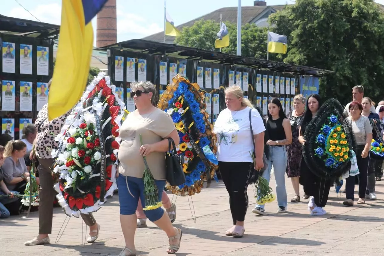Герой повернувся додому на щиті: у Радомишлі попрощалися із Захисником Олександром Миронюком
