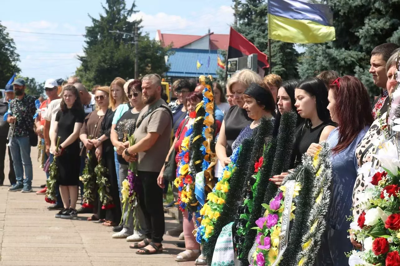 Герой повернувся додому на щиті: у Радомишлі попрощалися із Захисником Олександром Миронюком