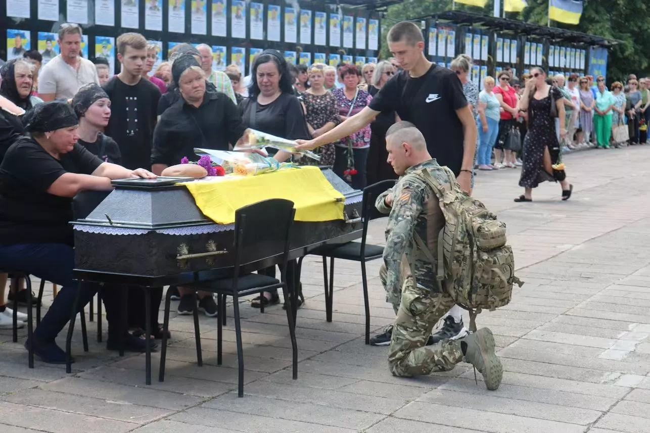 Герой повернувся додому на щиті: у Радомишлі попрощалися із Захисником Олександром Миронюком