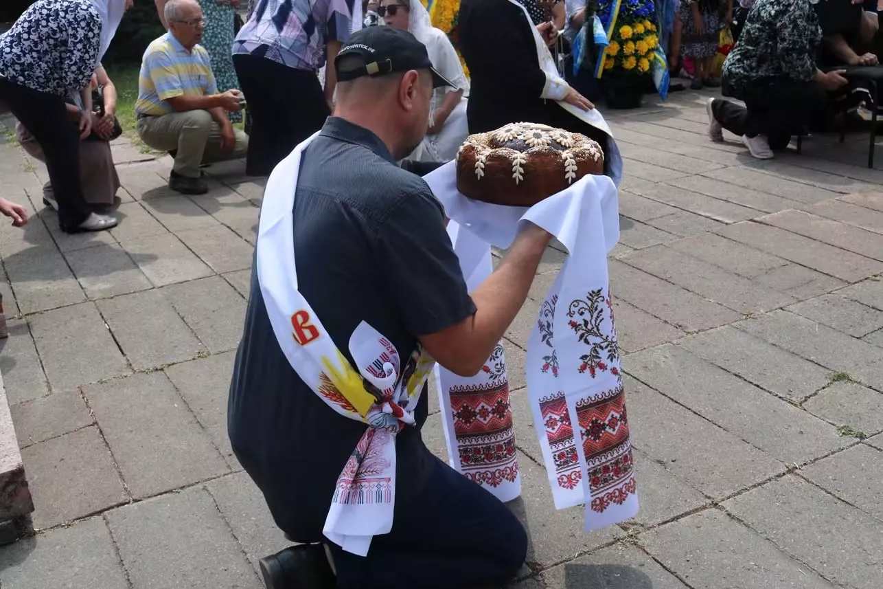 Герой повернувся додому на щиті: у Радомишлі попрощалися із Захисником Олександром Миронюком