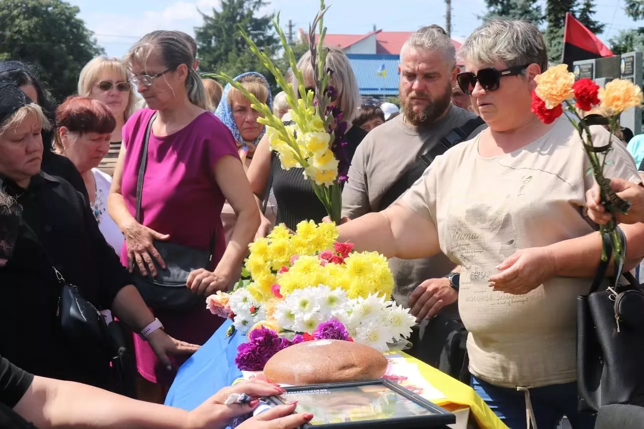 Герой повернувся додому на щиті: у Радомишлі попрощалися із Захисником Олександром Миронюком