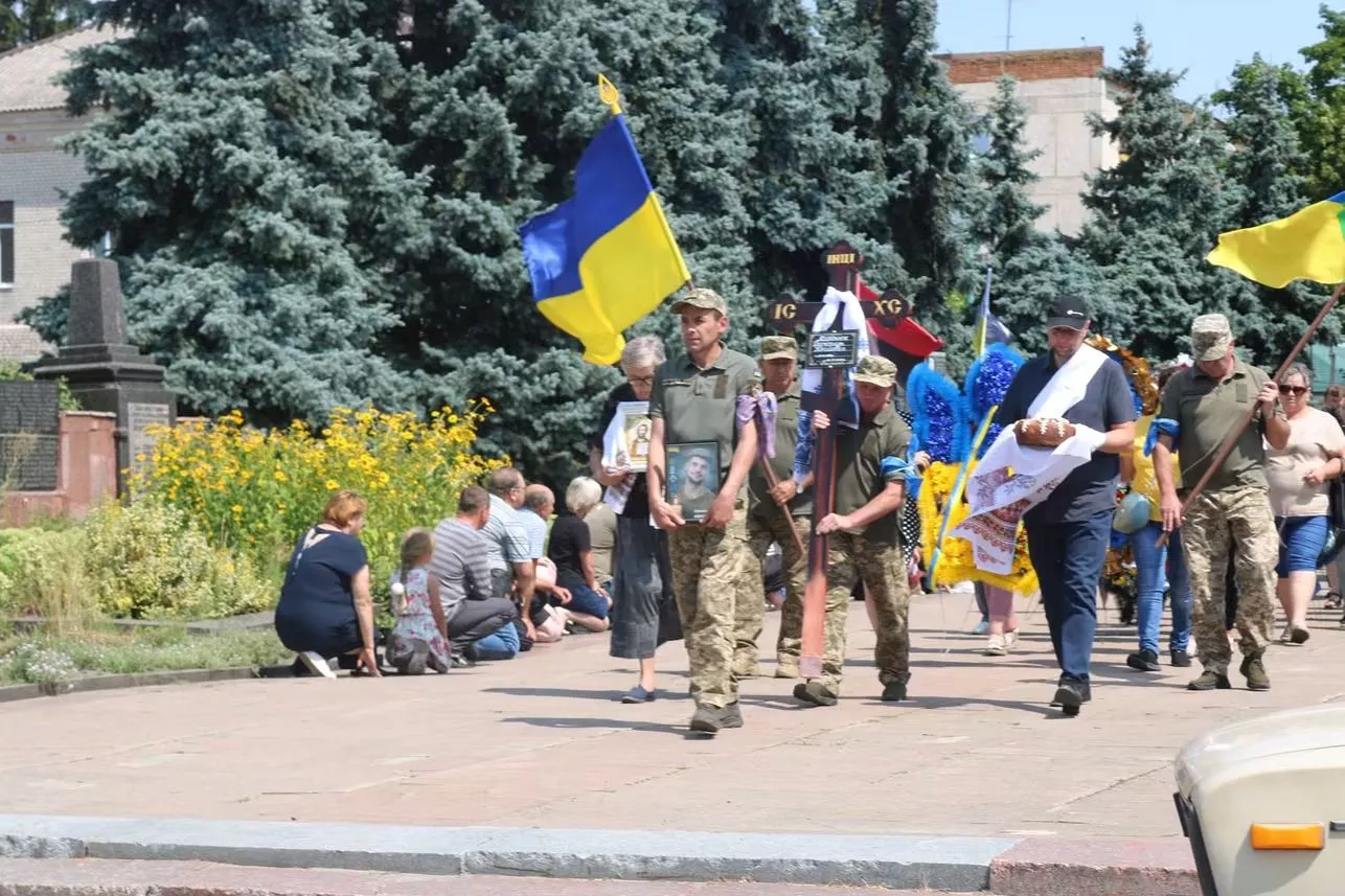 Герой повернувся додому на щиті: у Радомишлі попрощалися із Захисником Олександром Миронюком