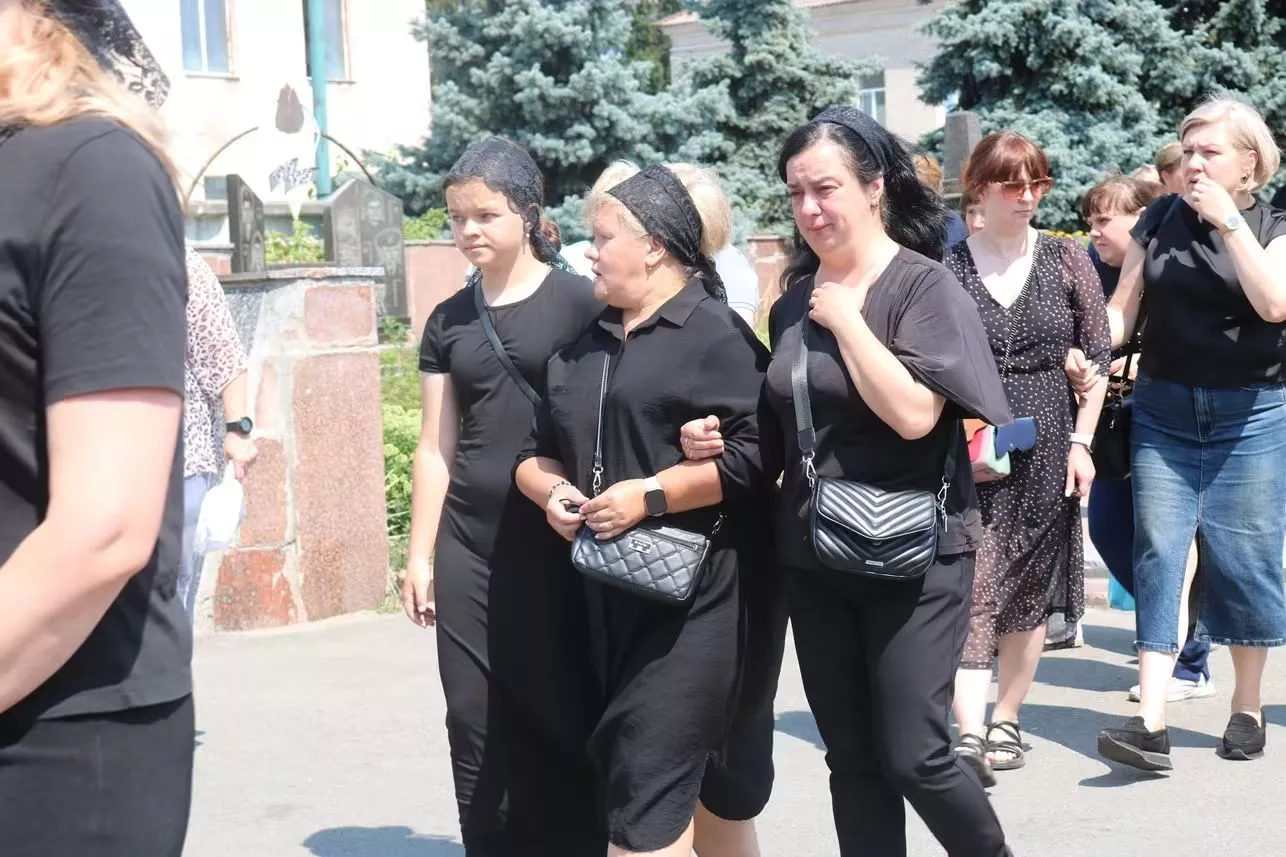 Герой повернувся додому на щиті: у Радомишлі попрощалися із Захисником Олександром Миронюком