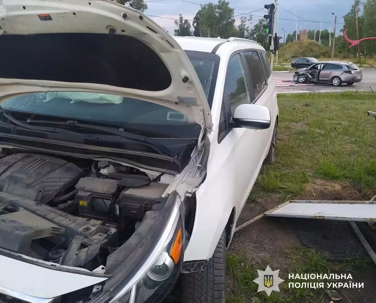 На в'їзді до Коростеня зіткнулися Kia та Renault: серед п'ятьох постраждалих — однорічна дитина