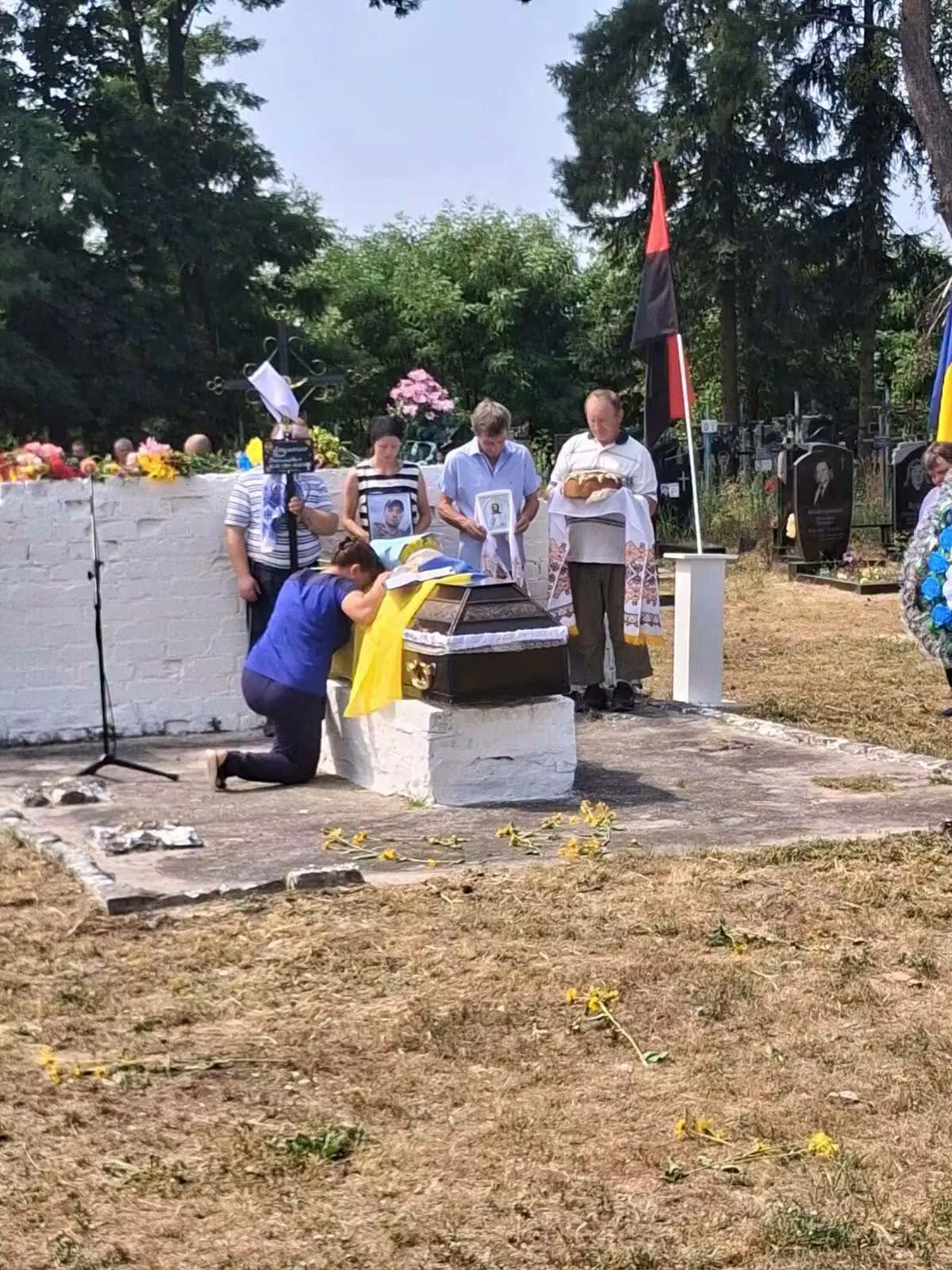 Чоповицька громада попрощалася з Героєм — Захисником Іваном Лесуненком