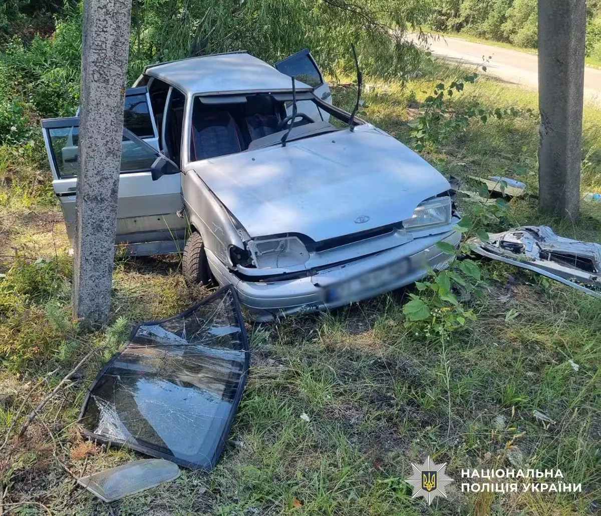 ВАЗ врізався в електроопору під Малином: двох пенсіонерів госпіталізували